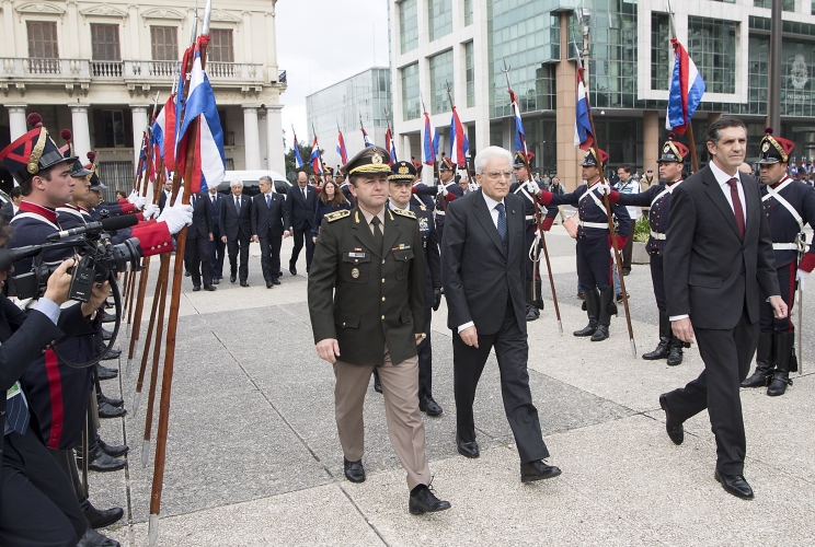 Mattarella in occasione della deposizione di una corona al monumento del Generale José Artigas