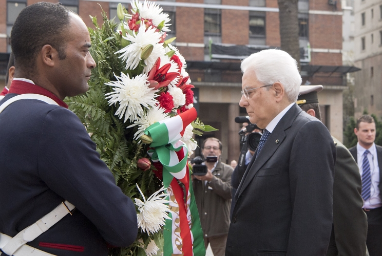 Mattarella in occasione della deposizione di una corona al monumento del Generale José Artigas