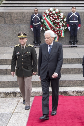 Mattarella dopo aver deposto una corona al monumento del Generale José Artigas