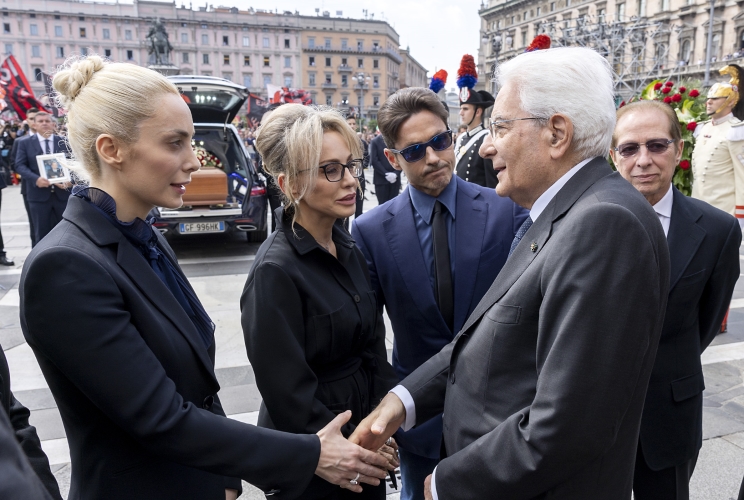 Milano - Il Presidente della Repubblica Sergio Mattarella ai funerali di Stato di Silvio Berlusconi saluta Marta Fascina e i figli dell'ex Presidente del Consiglio Marina e Piersilvio, oggi 14 giugno 2023.(Foto di Paolo Giandotti - Ufficio Stampa per la Stampa e la Comunicazione della Presidenza della Repubblica)