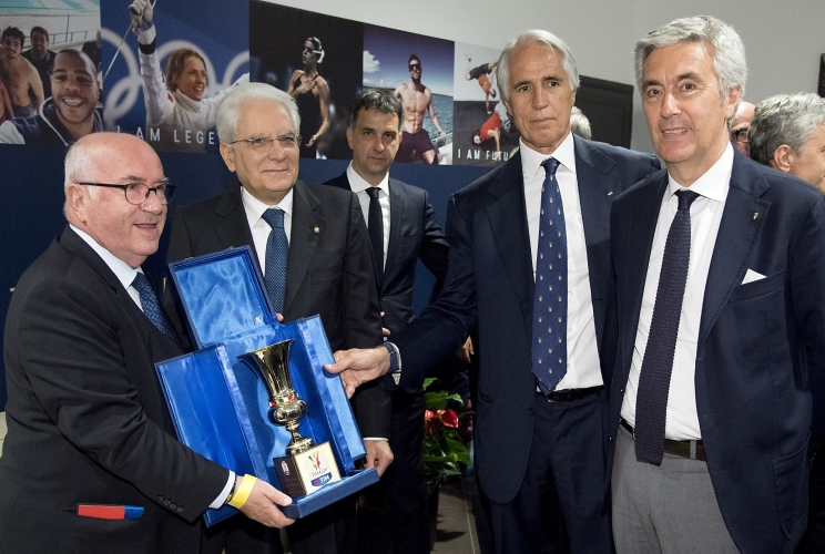 Il Presidente Sergio Mattarella con il Presidente del CONI, Giovanni Malagò, il Presidente della FIGC, Carlo Tavecchio