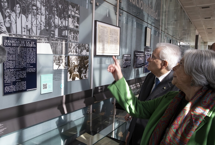 Santiago - Il Presidente della Repubblica Sergio Mattarella nel corso della visita al Museo della Memoria e dei Diritti Umani, sosta dinanzi alla sezione dedicata all'Italia
