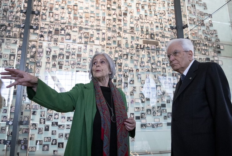 Santiago - Il Presidente della Repubblica Sergio Mattarella nel corso della visita al Museo della Memoria e dei Diritti Umani, dinanzi alle fotografie delle vittime della dittatura