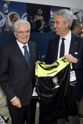 Il Presidente Sergio Mattarella riceve la maglia degli arbitri 