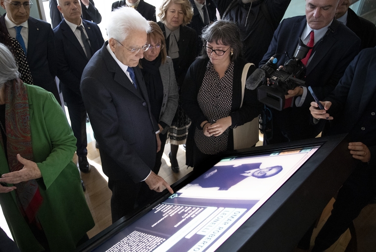 Santiago - Il Presidente della Repubblica Sergio Mattarella nel corso della visita al Museo della Memoria e dei Diritti Umani, accende una candela "virtuale" dedicata ad una vittima della dittatura