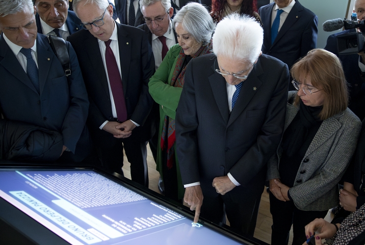 Santiago - Il Presidente della Repubblica Sergio Mattarella nel corso della visita al Museo della Memoria e dei Diritti Umani, accende una candela "virtuale" dedicata ad una vittima della dittatura