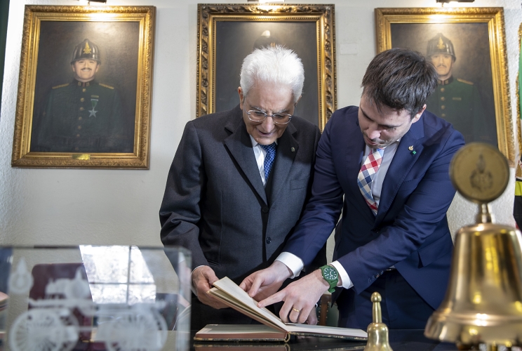 Santiago - Il Presidente della Repubblica Sergio Mattarella nel corso della visita alla Stazione della Undicesima Compagnia dei Vigili del Fuoco di Santiago - Pompa Italia