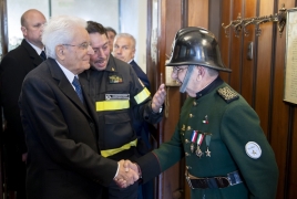 Santiago - Il Presidente della Repubblica Sergio Mattarella nel corso della visita alla Stazione della Undicesima Compagnia dei Vigili del Fuoco di Santiago - Pompa Italia