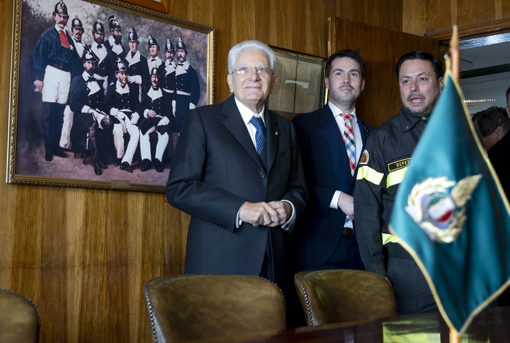 Santiago - Il Presidente della Repubblica Sergio Mattarella nel corso della visita alla Stazione della Undicesima Compagnia dei Vigili del Fuoco di Santiago - Pompa Italia
