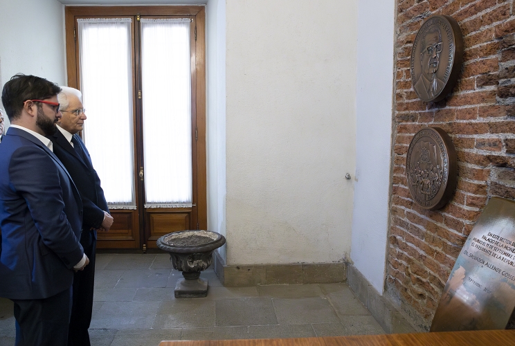 Santiago - Il Presidente della Repubblica Sergio Mattarella al Palazzo della Moneda con il Presidente della Repubblica del Cile Gabriel Boric, sostano dinanzi il muro dove venne ucciso l'ex Presidente del Cile Salvador Allende