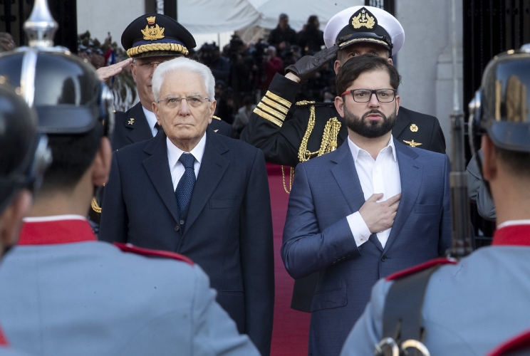 Santiago - Il Presidente della Repubblica Sergio Mattarella in occasione di una deposizione di una corona di fiori al monumento di Bernardo O'Higgins