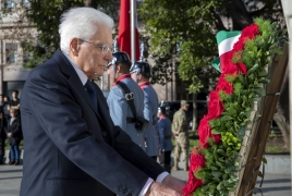 Santiago - Il Presidente della Repubblica Sergio Mattarella in occasione di una deposizione di una corona di fiori al monumento di Bernardo O'Higgins