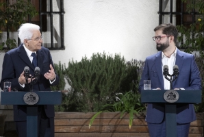 Santiago - Il Presidente della Repubblica Sergio Mattarella al Palazzo della Moneda con il Presidente della Repubblica del Cile Gabriel Boric nel corso delle dichiarazioni alla stampa