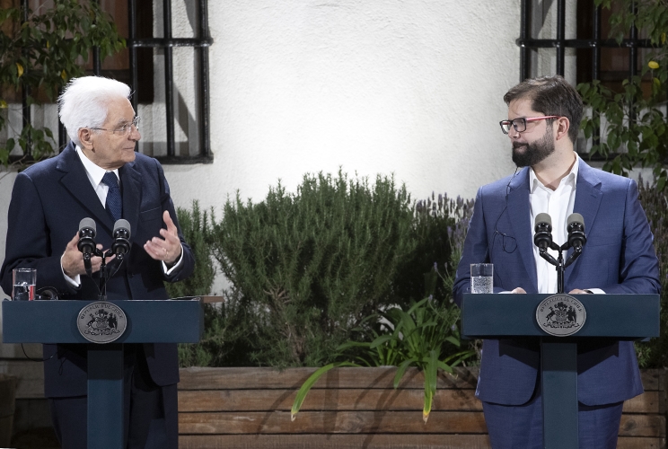 Santiago - Il Presidente della Repubblica Sergio Mattarella al Palazzo della Moneda con il Presidente della Repubblica del Cile Gabriel Boric nel corso delle dichiarazioni alla stampa