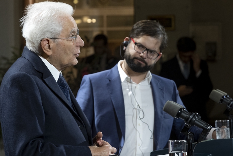 Santiago - Il Presidente della Repubblica Sergio Mattarella al Palazzo della Moneda con il Presidente della Repubblica del Cile Gabriel Boric nel corso delle dichiarazioni alla stampa