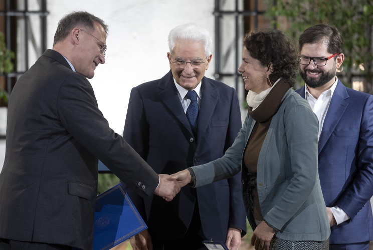 Santiago - Il Presidente della Repubblica Sergio Mattarella al Palazzo della Moneda con il Presidente della Repubblica del Cile Gabriel Boric al termine della firma degli accordi