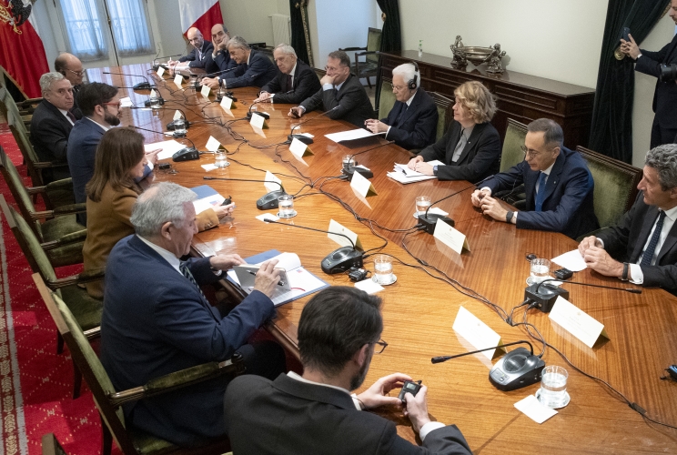 Santiago - Il Presidente della Repubblica Sergio Mattarella al Palazzo della Moneda con il Presidente della Repubblica del Cile Gabriel Boric nel corso dell'incontro con le rispettive delegazioni