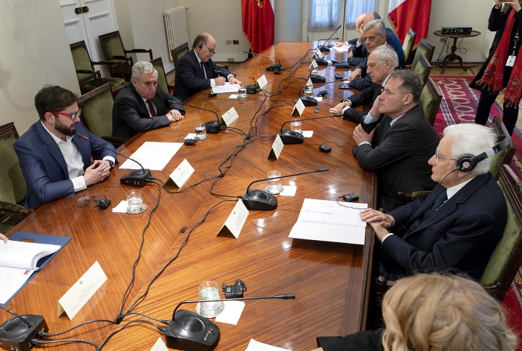 Santiago - Il Presidente della Repubblica Sergio Mattarella al Palazzo della Moneda con il Presidente della Repubblica del Cile Gabriel Boric nel corso dell'incontro con le delegazioni