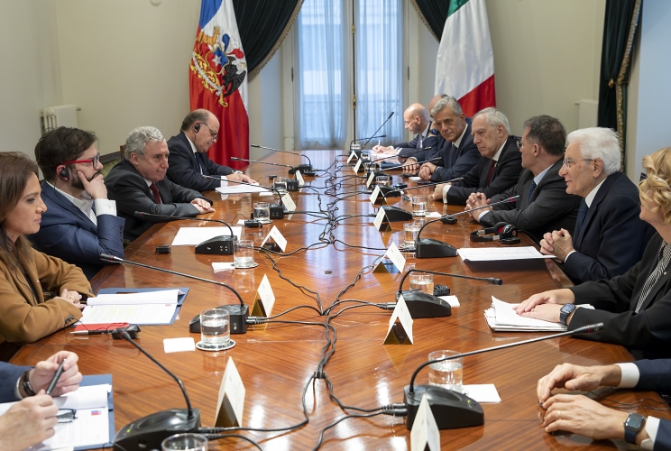 Santiago - Il Presidente della Repubblica Sergio Mattarella al Palazzo della Moneda con il Presidente della Repubblica del Cile Gabriel Boric nel corso dell'incontro con le rispettive delegazioni