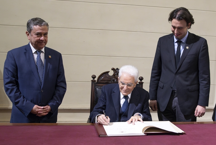 Santiago - Il Presidente della Repubblica Sergio Mattarella alla Sede del Congresso con il Presidente del Senato Juan Antonio Colonna Correa e il Presidente della Camera dei Deputati Vlado Mirosevic Verdugo