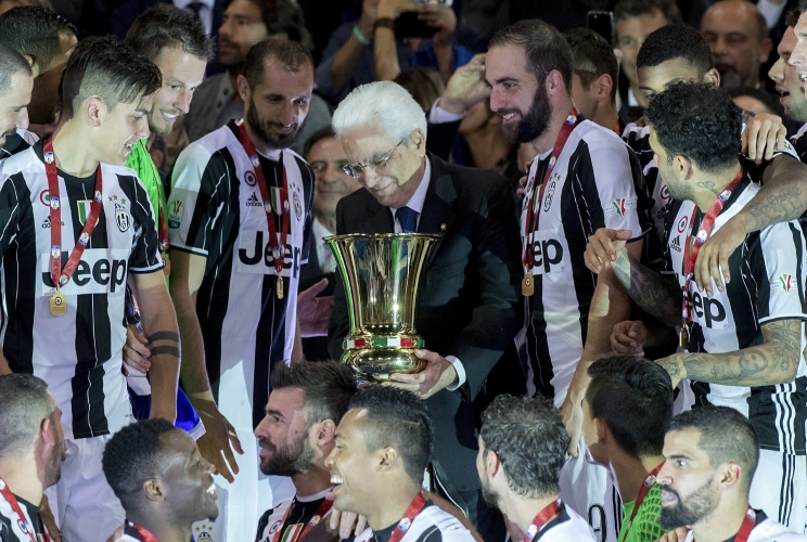 Il Presdiente Sergio Mattarella consegna la Coppa Italia alla Juventus