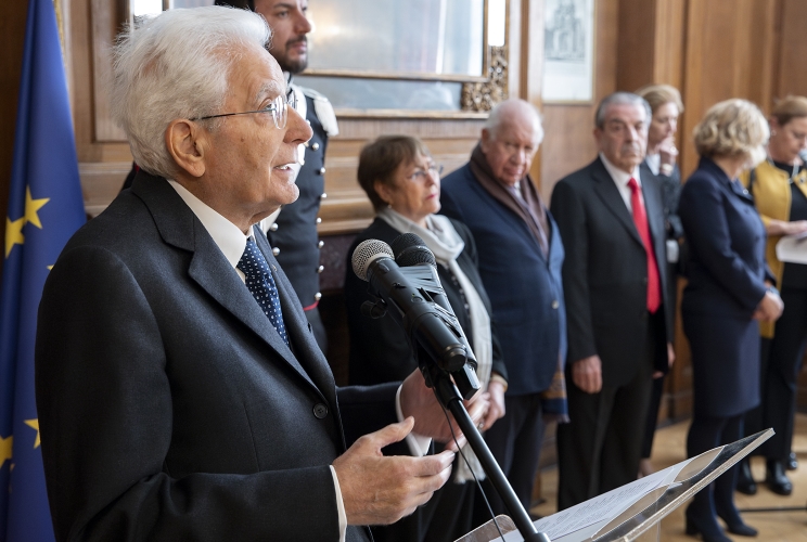 Santiago - Il Presidente della Repubblica Sergio Mattarella all'Ambasciata d'Italia in occasione della deposizione di una rosa al Monumento in onore di Lumi Videla