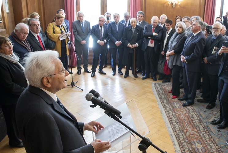 Santiago - Il Presidente della Repubblica Sergio Mattarella all'Ambasciata d'Italia in occasione della deposizione di una rosa al Monumento in onore di Lumi Videla