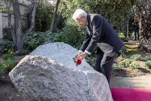 Santiago - Il Presidente della Repubblica Sergio Mattarella all'Ambasciata d'Italia in occasione della deposizione di una rosa al Monumento in onore di Lumi Videla