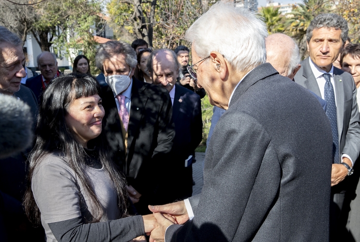 Santiago - Il Presidente della Repubblica Sergio Mattarella all'Ambasciata d'Italia in occasione della deposizione di una rosa al Monumento in onore di Lumi Videla, saluta la nipote della donna