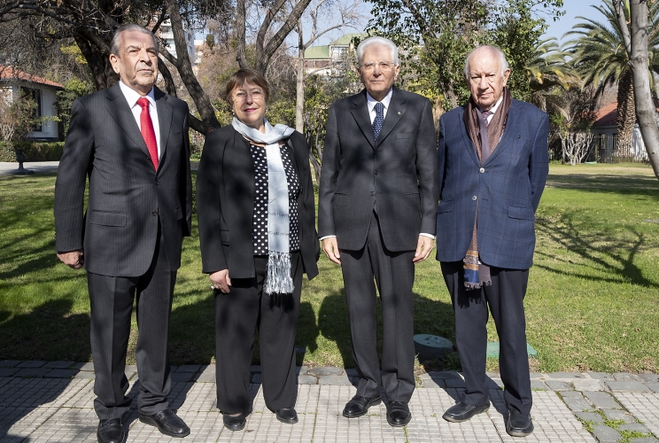 Santiago - Il Presidente della Repubblica Sergio Mattarella all'Ambasciata d'Italia con gli ex Presidenti del Cile, in occasione della deposizione di una rosa al Monumento in onore di Lumi Videla