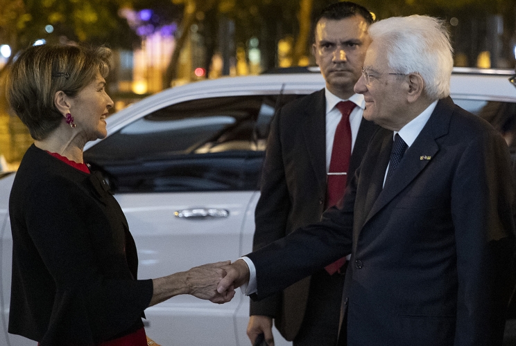 Asuncion - Il Presidente della Repubblica Sergio Mattarella accolto da Margarita Borselli, Direttore Generale del centro "El Cabildo" 
