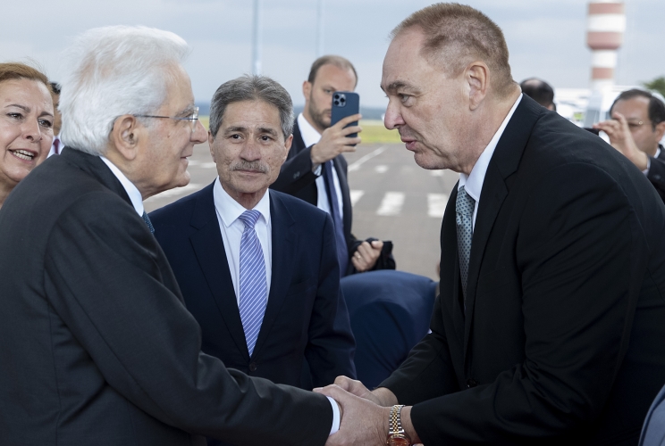 Ciudad del Este - Il Presidente della Repubblica Sergio Mattarella al suo arrivo a Ciudad del Este saluta il Governatore 