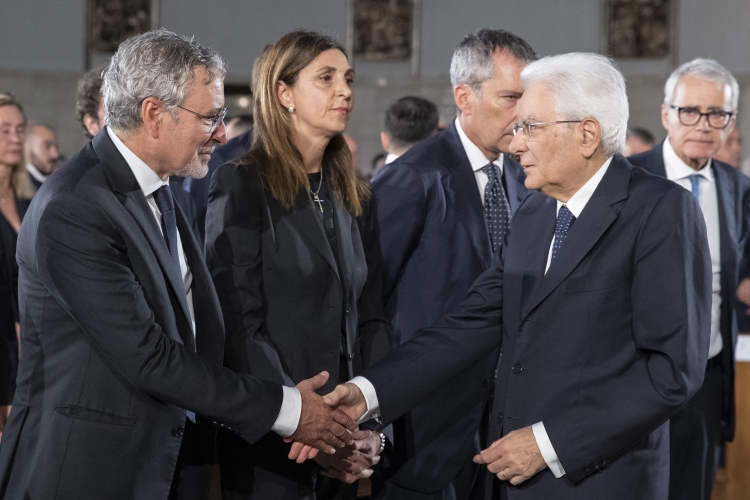 Il Presidente Sergio Mattarella ai Funerali di Stato dell’Onorevole Arnaldo Forlani ,saluta i familiari
