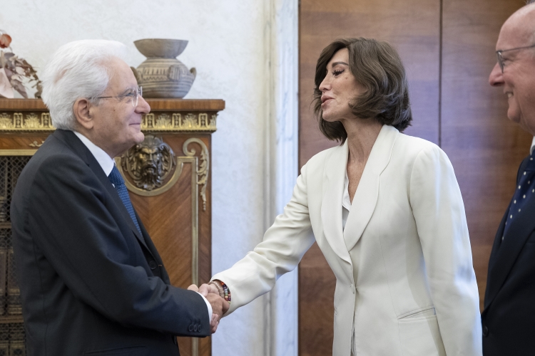 Il Presidente Sergio Mattarella saluta Anna Maria Bernini, Ministro dell’Università e della ricerca,in occasione del XXI Congresso INQUA - International Union for Quaternary Research
