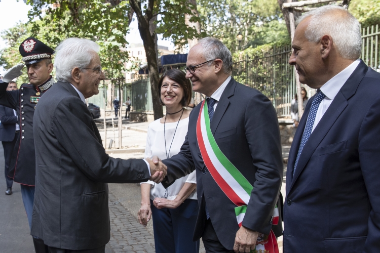 Il Presidente Sergio Mattarella saluta Roberta Angelilli, Vice Presidente della Regione Lazio,Roberto Gualtieri, Sindaco di Roma Capitale,Lamberto Giannini, Prefetto di Roma,in occasione dell’80° anniversario dei bombardamenti di Roma 
