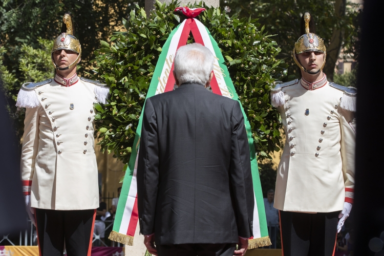 Il Presidente Sergio Mattarella depone una corona in occasione della cerimonia commemorativa dell’80° anniversario dei bombardamenti di Roma
