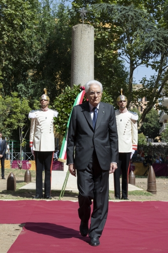 Il Presidente Sergio Mattarella depone una corona in occasione della cerimonia commemorativa dell’80° anniversario dei bombardamenti di Roma
