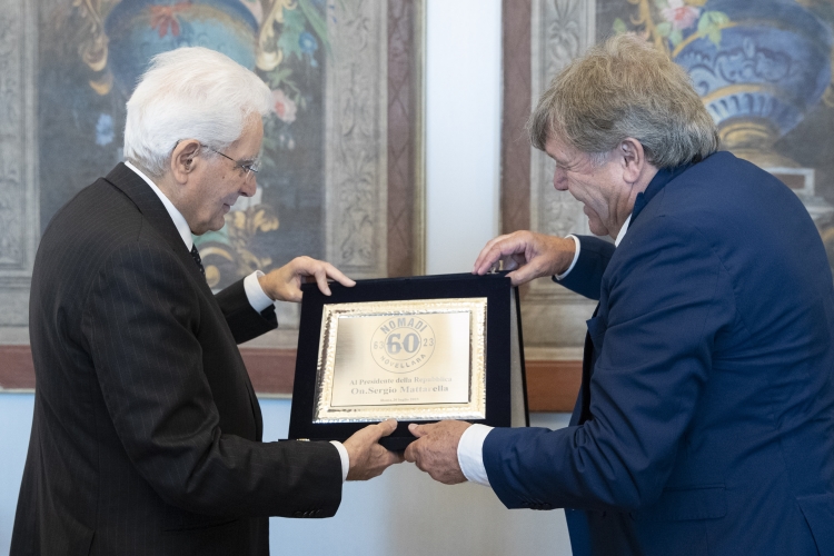 Il Presidente Sergio Mattarella con Giuseppe Carletti,tastierista e fondatore Gruppo musicale i Nomadi,in occasione del loro 60°anniversario  
