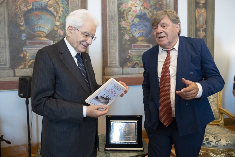 Il Presidente Sergio Mattarella con Giuseppe Carletti,tastierista e fondatore Gruppo musicale i Nomadi,in occasione del loro 60°anniversario  
