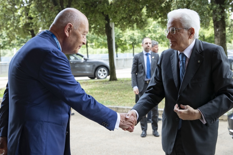 Il Presidente Sergio Mattarella saluta Augusto Dell’Erba, Presidente di Federcasse, in occasione del 140° anniversario della costituzione della prima Cassa Rurale Italiana
