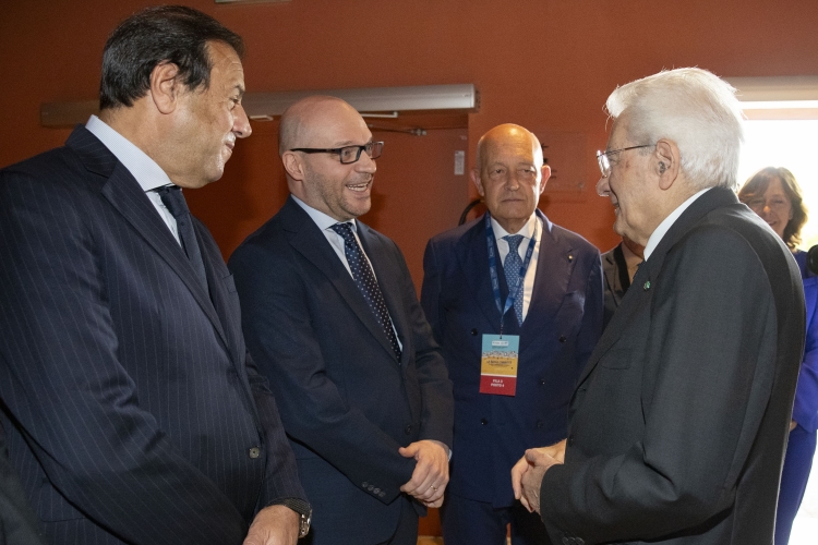 Il Presidente Sergio Mattarella con Lorenzo Fontana, Presidente della Camera dei Deputati, con Maurizio Leo, Vice Ministro dell’economia e delle finanze – Rappresentante di governo,e con Augusto Dell’Erba, Presidente di Federcasse,in occasione del 140° anniversario della costituzione della prima Cassa Rurale Italiana
