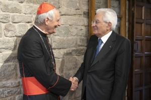 Il Presidente Sergio Mattarella saluta S.Em. il Cardinale Matteo Zuppi, Presidente della Conferenza Episcopale Italiana ,in occasione del convegno dal titolo “Il Codice di Camaldoli. Tra mito e storia una vicenda ricolma di futuro a ottant’anni dal convegno del luglio 1943” 
