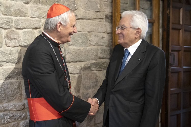 Il Presidente Sergio Mattarella saluta S.Em. il Cardinale Matteo Zuppi, Presidente della Conferenza Episcopale Italiana ,in occasione del convegno dal titolo “Il Codice di Camaldoli. Tra mito e storia una vicenda ricolma di futuro a ottant’anni dal convegno del luglio 1943” 
