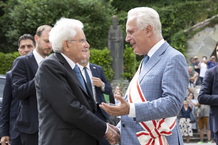 Il Presidente Sergio Mattarella saluta Eugenio Giani, Presidente della Regione Toscana,in occasione del convegno dal titolo “Il Codice di Camaldoli. Tra mito e storia una vicenda ricolma di futuro a ottant’anni dal convegno del luglio 1943”
