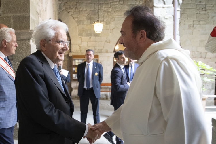 Il Presidente Sergio Mattarella saluta Padre Alessandro Barban, Priore generale di Camaldoli,in occasione del convegno dal titolo “Il Codice di Camaldoli. Tra mito e storia una vicenda ricolma di futuro a ottant’anni dal convegno del luglio 1943” 
