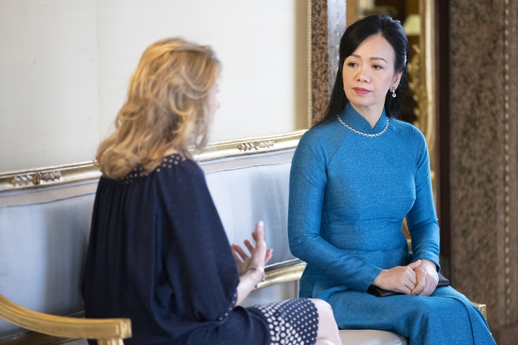 La Sig.ra Laura Mattarella con Signora Phan Thị Thanh Tâm consorte del Presidente della Repubblica Socialista del Vietnam,in visita di Stato 
