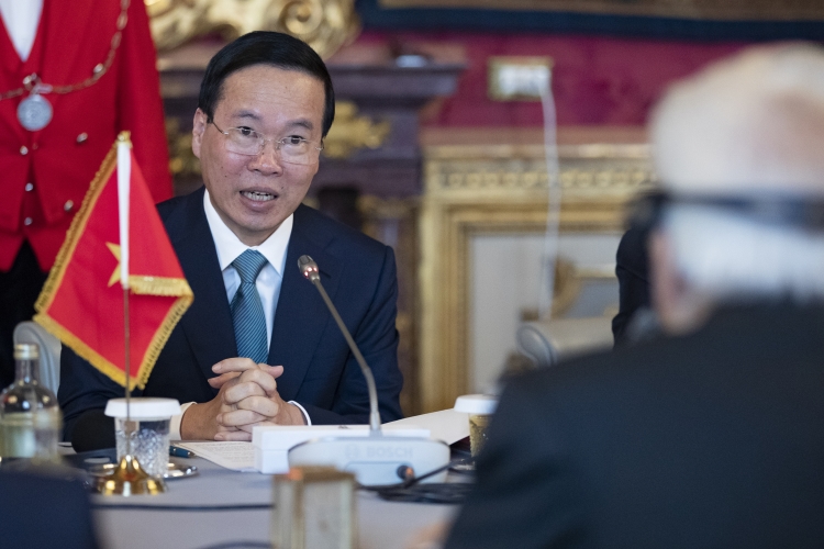La Sig.ra Laura Mattarella con Signora Phan Thị Thanh Tâm consorte del Presidente della Repubblica Socialista del Vietnam,in visita di Stato 
