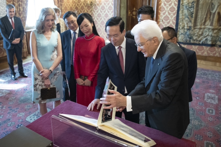 Il Presidente della Repubblica Sergio Mattarella e la Sig.ra Laura con Võ Văn Thưởng Presidente della Repubblica Socialista del Vietnam e consorte ,in occasione del saluto di commiato al termine della visita di Stato
