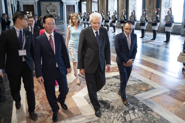 Il Presidente della Repubblica Sergio Mattarella e la Sig.ra Laura con Võ Văn Thưởng Presidente della Repubblica Socialista del Vietnam e consorte ,in occasione del saluto di commiato al termine della visita di Stato
