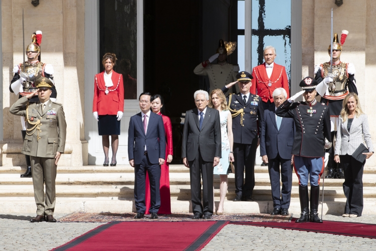 Il Presidente della Repubblica Sergio Mattarella con Võ Văn Thưởng Presidente della Repubblica Socialista del Vietnam,in occasione del saluto di commiato al termine della visita di Stato
